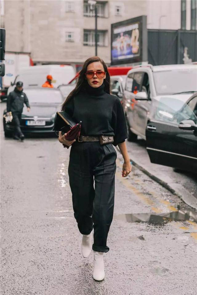 身材 再穿打底裤就落伍了，今年流行“烟管裤”，明星穿上后气质飙升！