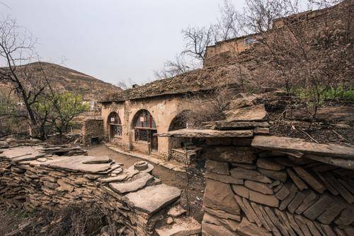 陕西一座古村火了,窑洞人家为主要景点,电视剧也曾在这取景_陕北_游客