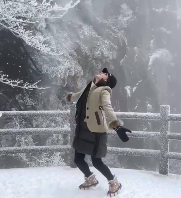 55岁刘嘉玲再登黄山 穿两件厚外套身材仍纤细 雪地撒欢颠覆形象 梁朝伟 视频 孩子 全网搜