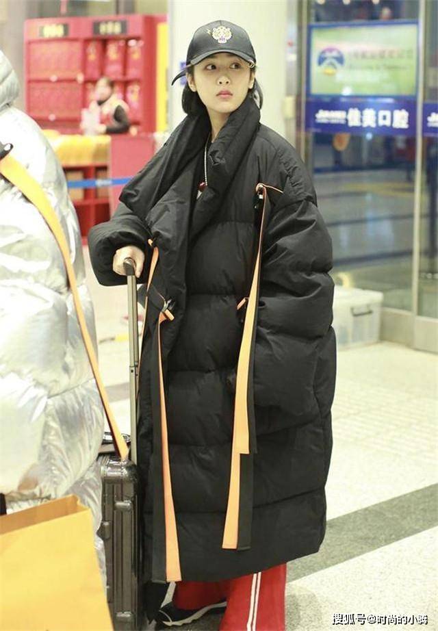 下半身 穿羽绒服时尽量别配打底裤!今年杨紫杨颖都在这样穿,这也太潮了