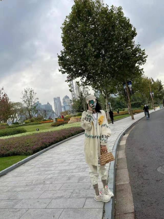 卫衣 热巴穿搭真尊重冬天！仗着腿细把裤脚直接塞袜子里，竟一点不显土