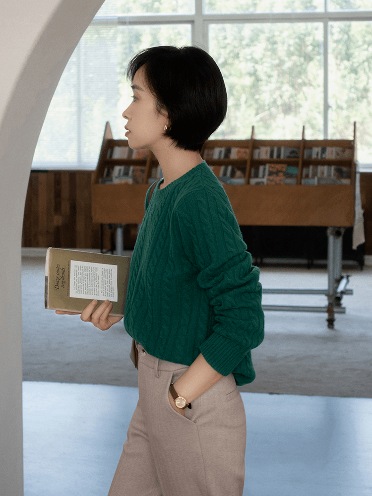 棕色 入冬后的高级感从何而来？靠一件“针织衫”就可以搞定，时髦大气