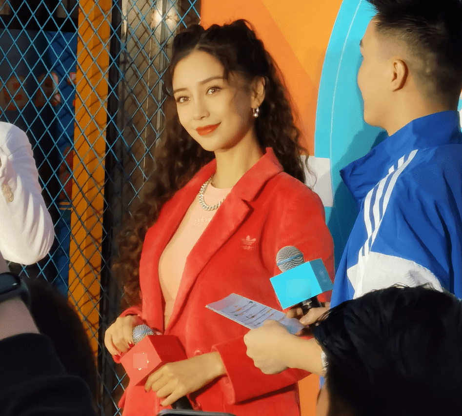 杨颖 杨颖出席线下活动,遭遇路人抓拍生图,真实颜值如何一眼就知道