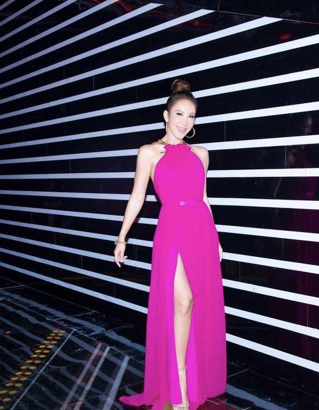 前卫 李玟真是性感到骨子里，抹胸皮衣配皮裤大秀“S”型身材，真抢眼