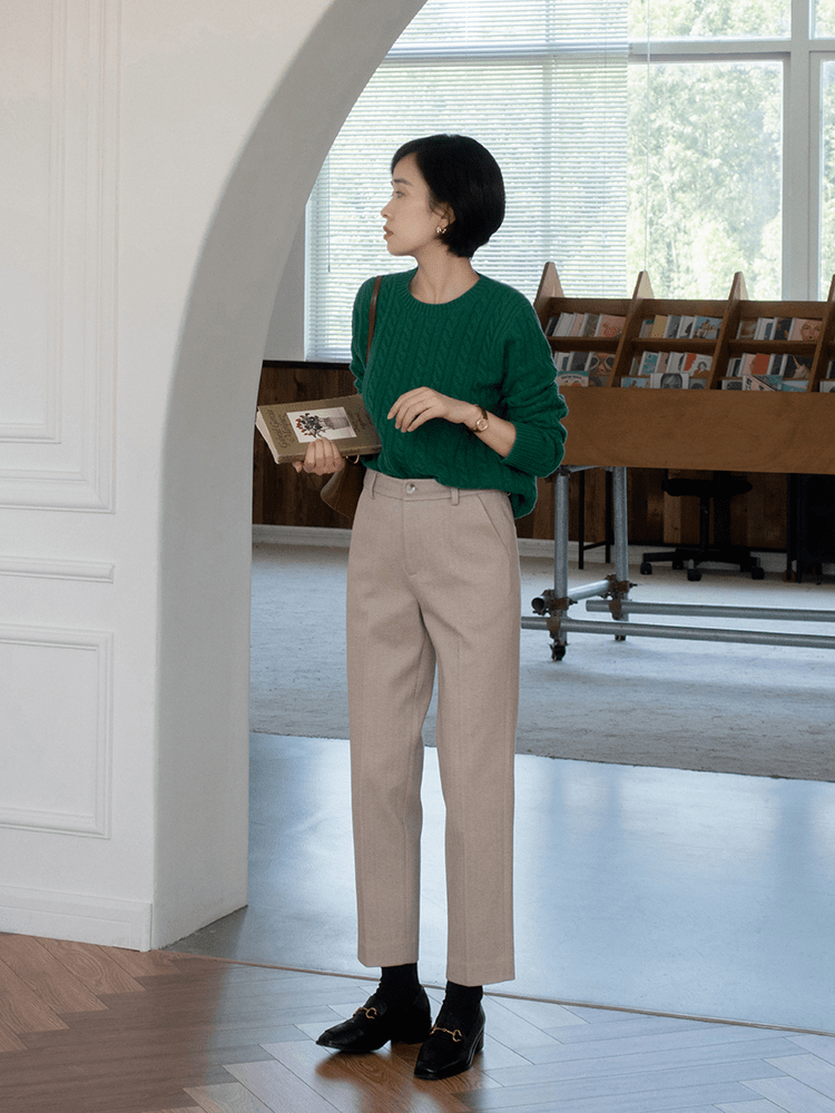 棕色 入冬后的高级感从何而来？靠一件“针织衫”就可以搞定，时髦大气