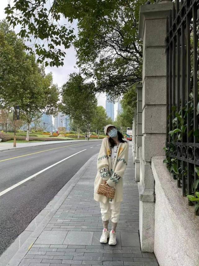 卫衣 热巴穿搭真尊重冬天！仗着腿细把裤脚直接塞袜子里，竟一点不显土