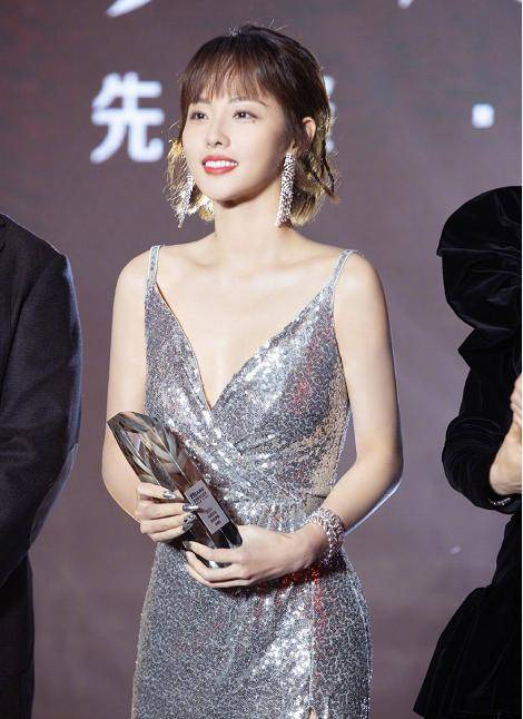 身材 张嘉倪身材真丰满！一袭V领亮片连衣裙大秀事业线，性感精致