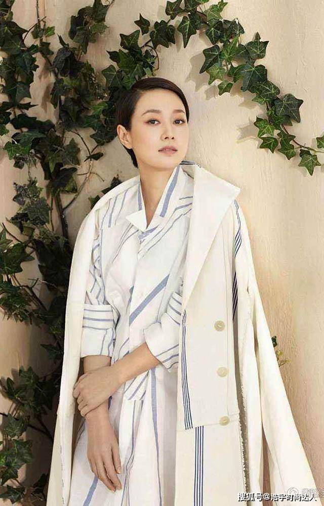 马伊琍 女人过了40就少穿大衣配打底裤，推荐马伊琍这5种搭配，简约高级