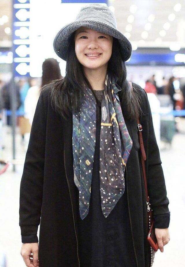 设计 50岁咏梅真是优雅到骨子里，拼色西装干练知性，婉约气质惊艳