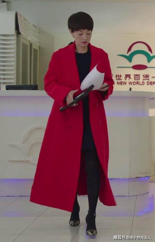 马伊琍 女人过了40就少穿大衣配打底裤，推荐马伊琍这5种搭配，简约高级