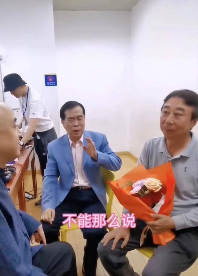 72岁石富宽患癌症后罕露面,冯巩送鲜花感谢所有人_相声_网友_事情