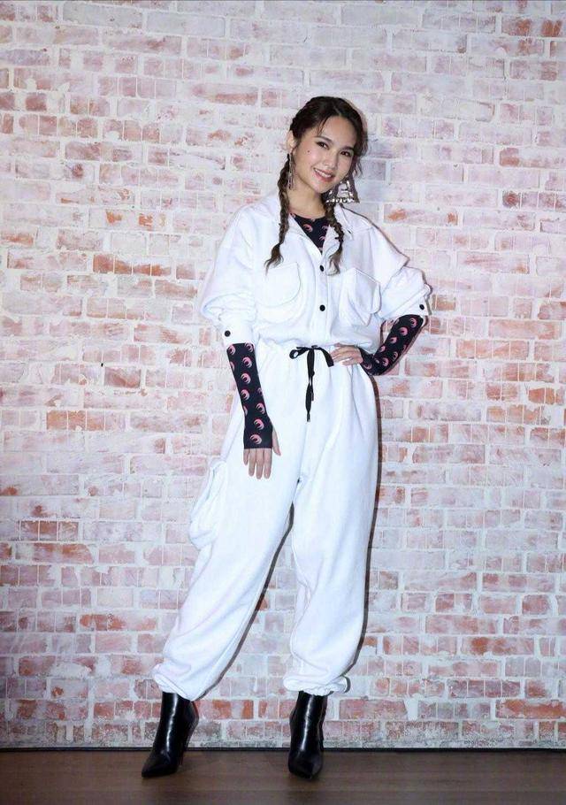 杨丞琳 35岁杨丞琳少女感爆棚,穿工装连体裤酷炫时髦,扎双马尾秒变18岁