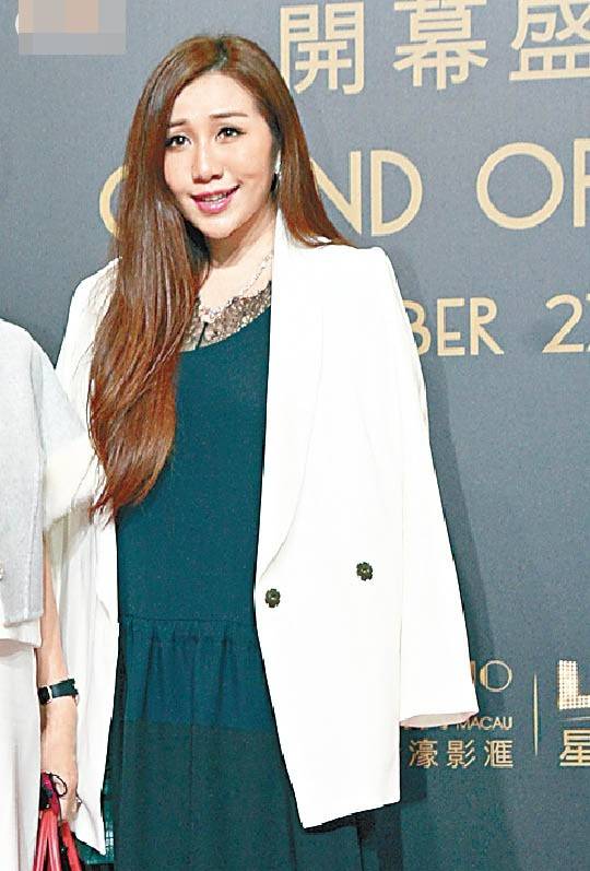 何超盈产后胖成球,带幼女逛街仨保姆伺候,小孩满身名牌像小富婆