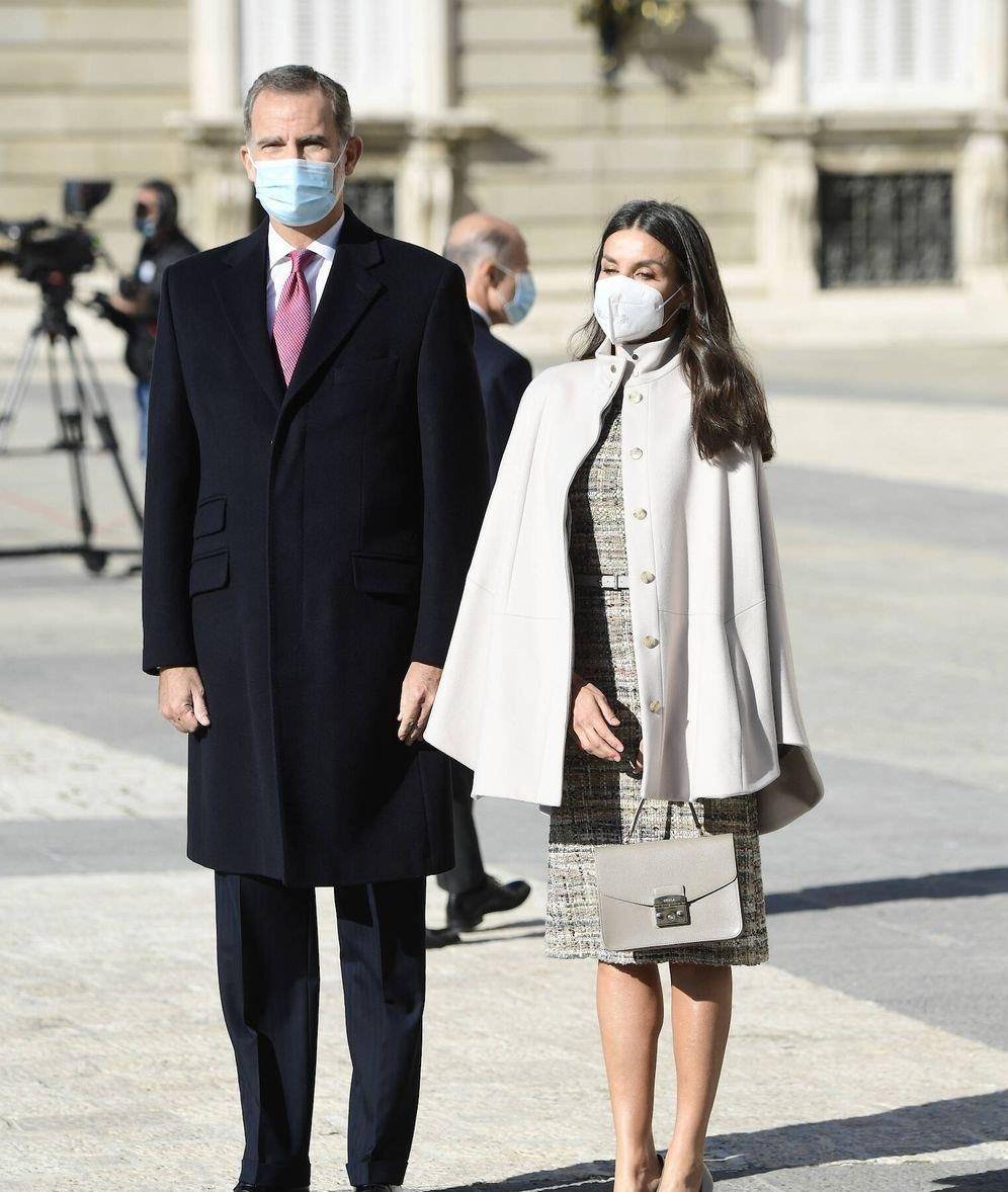 显得 西班牙王后“灰色”穿搭真有一套，看着简单却很上档次，还很正式