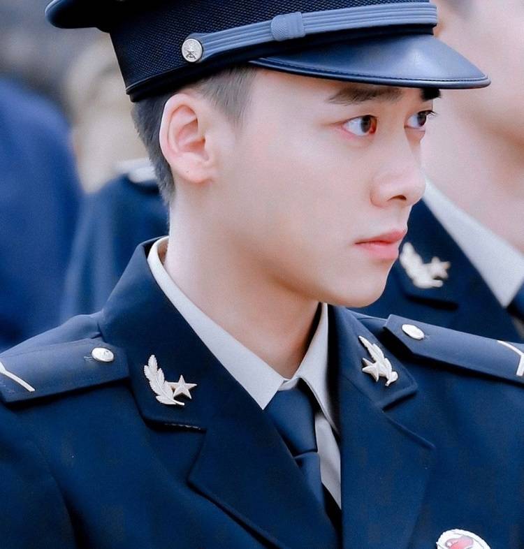 一身 军装真的很抬气质!躲过了李易峰和白敬亭,却被龚俊的军装帅到了