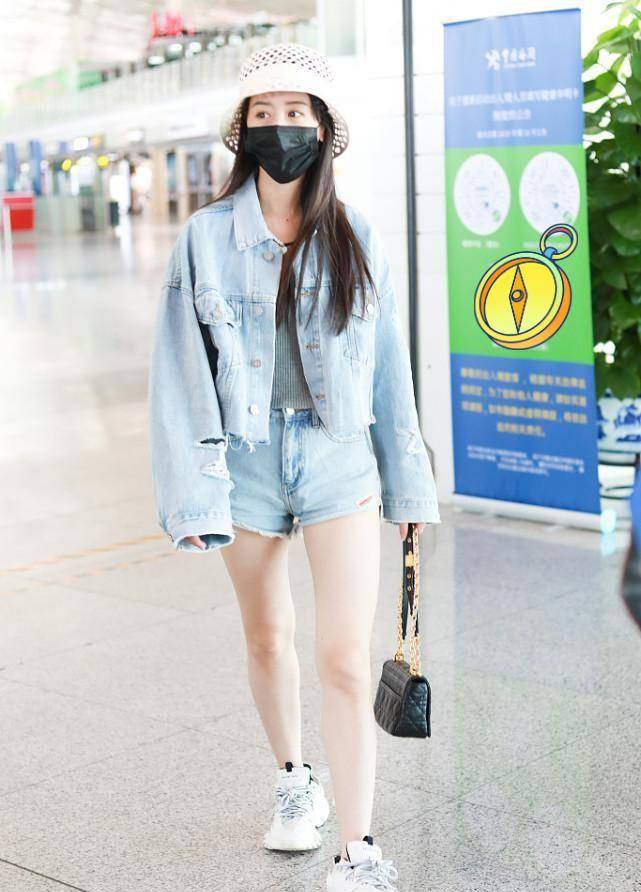 形象 年轻妹子穿浅色很清纯，参考袁冰妍的4款浅色造型，温柔又干净