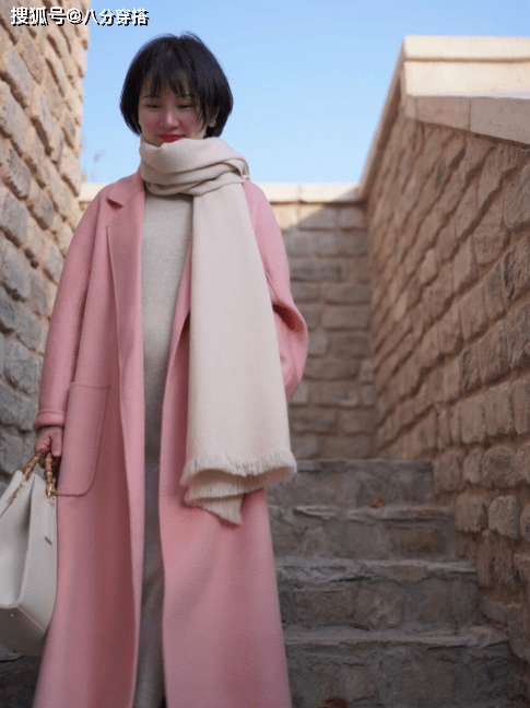 米色 长款大衣怎么穿出时尚感？看看这些穿搭小技巧，日常实用不挑人