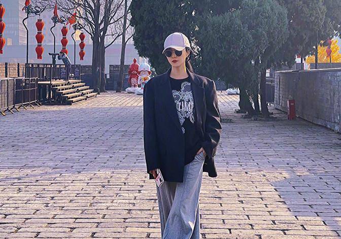 喇叭裤 范冰冰打卡西安！穿黑西装配喇叭裤好抢眼，骑跨式拥抱邻家感十足