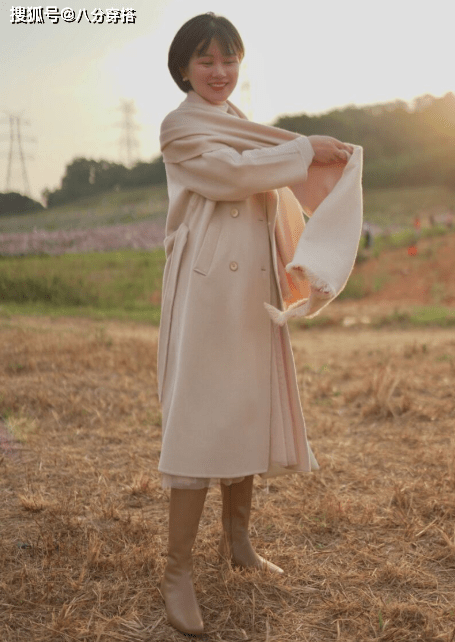 米色 长款大衣怎么穿出时尚感？看看这些穿搭小技巧，日常实用不挑人
