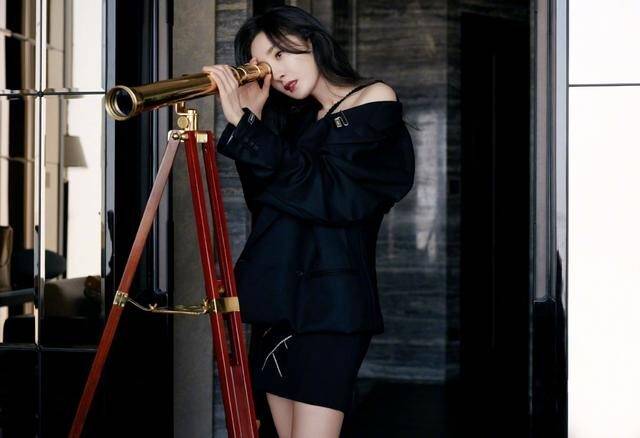黑色 杨幂再次“装嫩”成功,露肩上衣配短裙打扮似学生,身材让人羡慕
