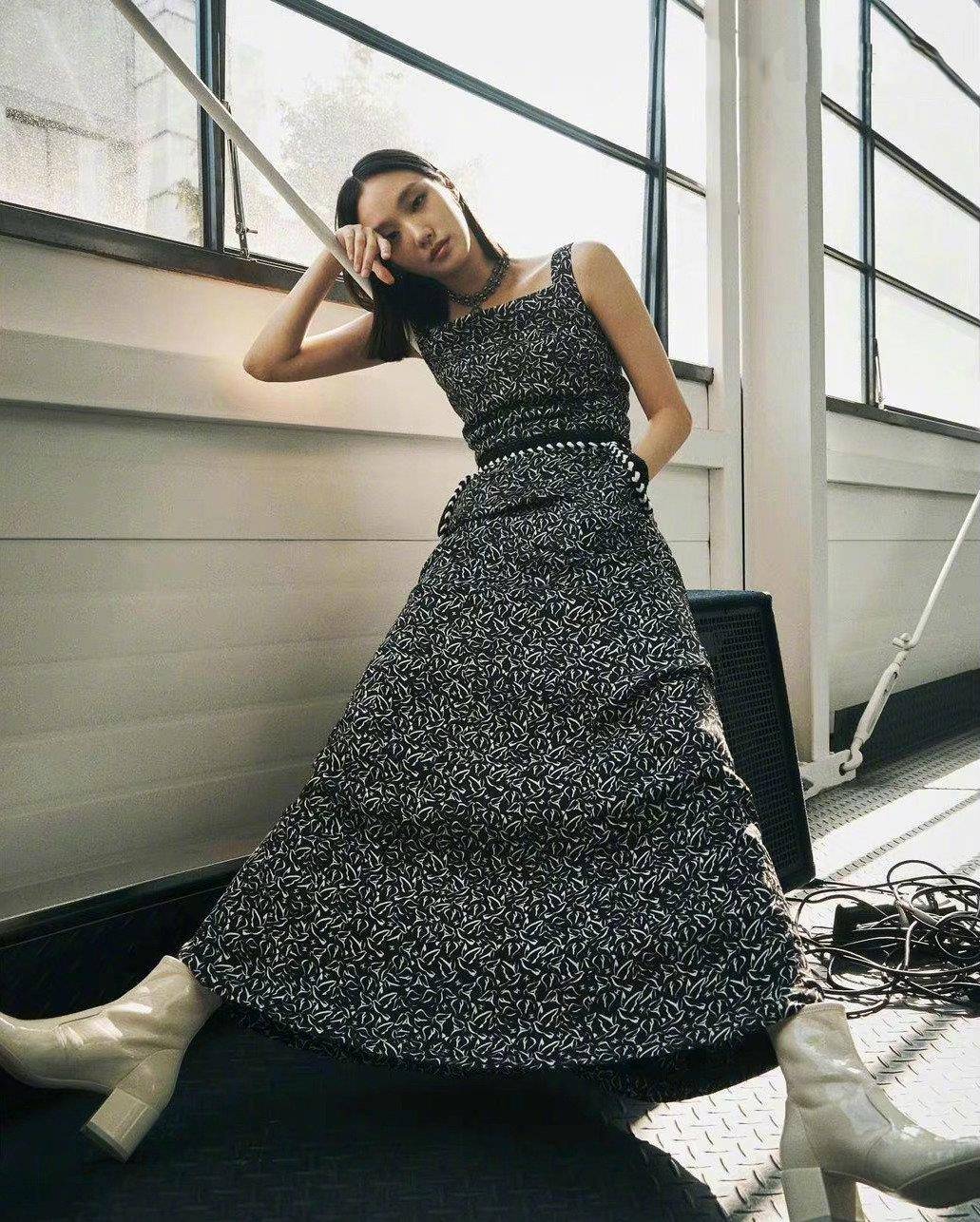 渔网 单眼皮女神金高银登杂志封面,渔网袜秀漫画腿,挑战朋克风超惹眼