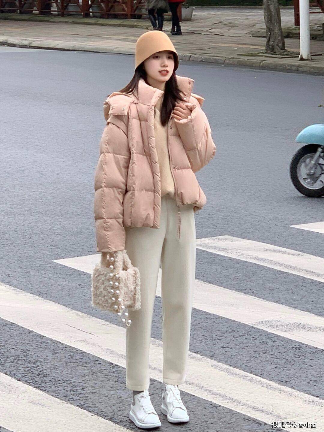 颜色 女人无论年纪多大,穿“羽绒服”都能时髦洋气,跟博主照穿就行