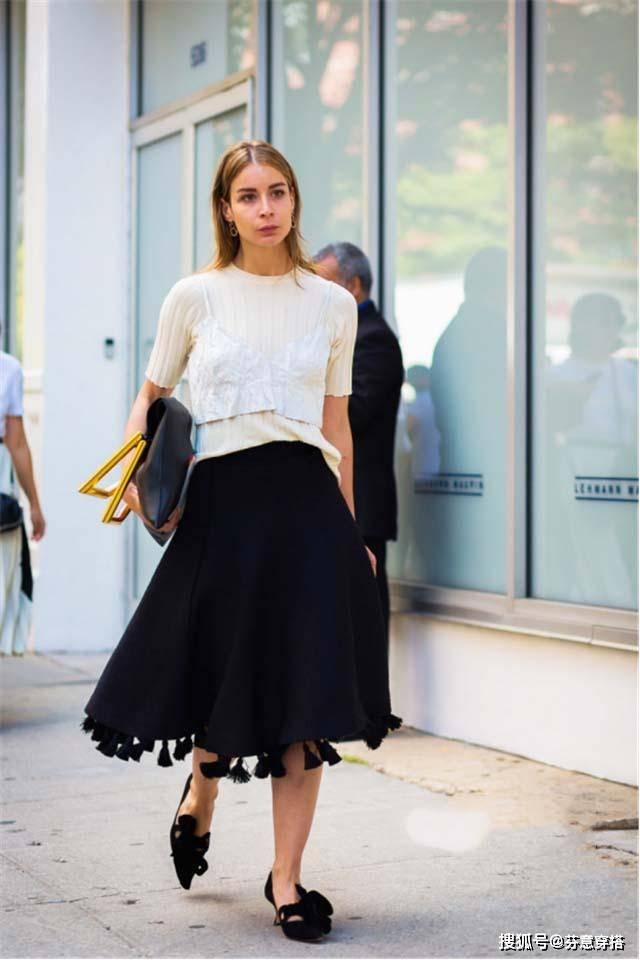 小白 小白鞋不吃香了！夏季流行穿“酒杯靴”，搭裙子连气质都变高级了