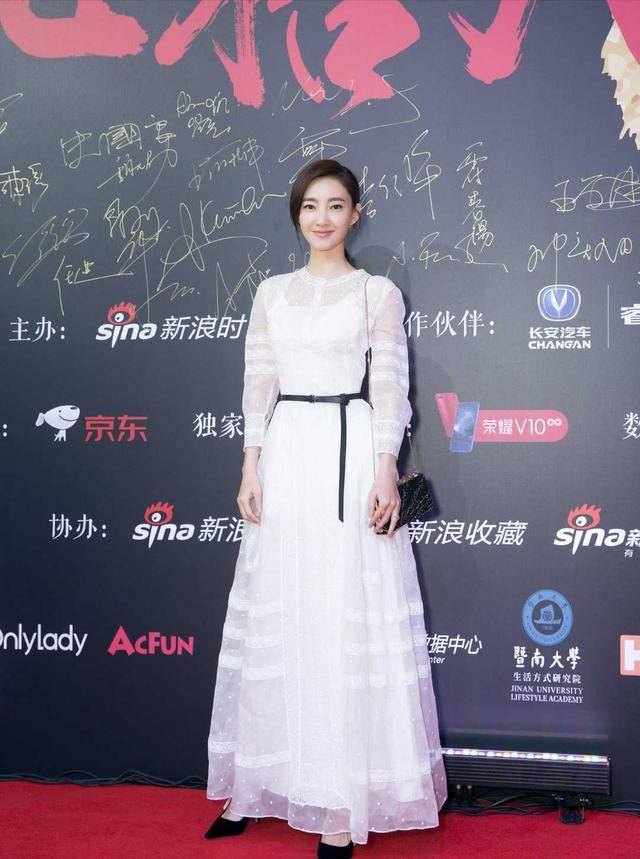 刺绣 王丽坤身材真有“料”，一袭白色连衣裙身材凹凸感十足，美丽动人