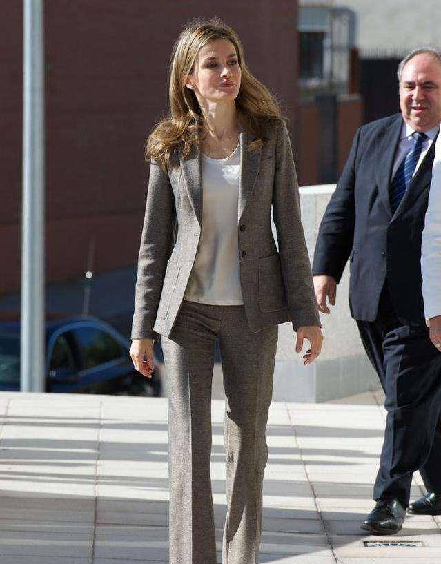 显得 西班牙王后“灰色”穿搭真有一套，看着简单却很上档次，还很正式