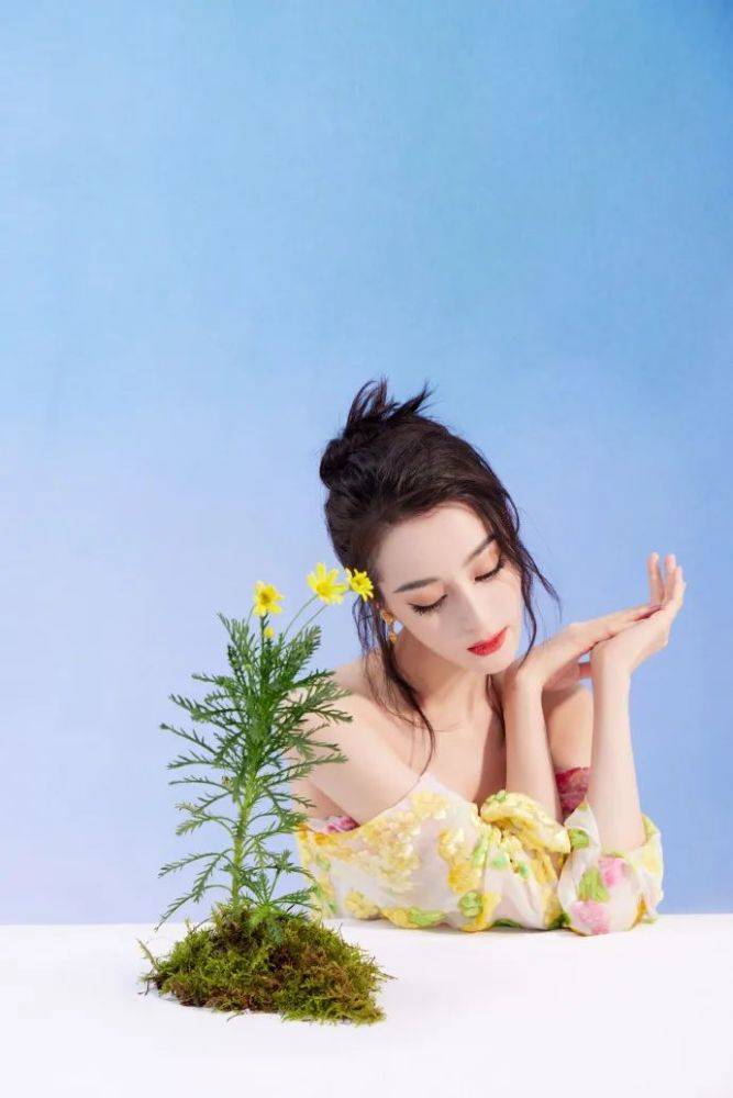 颜色 迪丽热巴大晒花仙子美照,发型慵懒随意,颜色复杂但越看越好看
