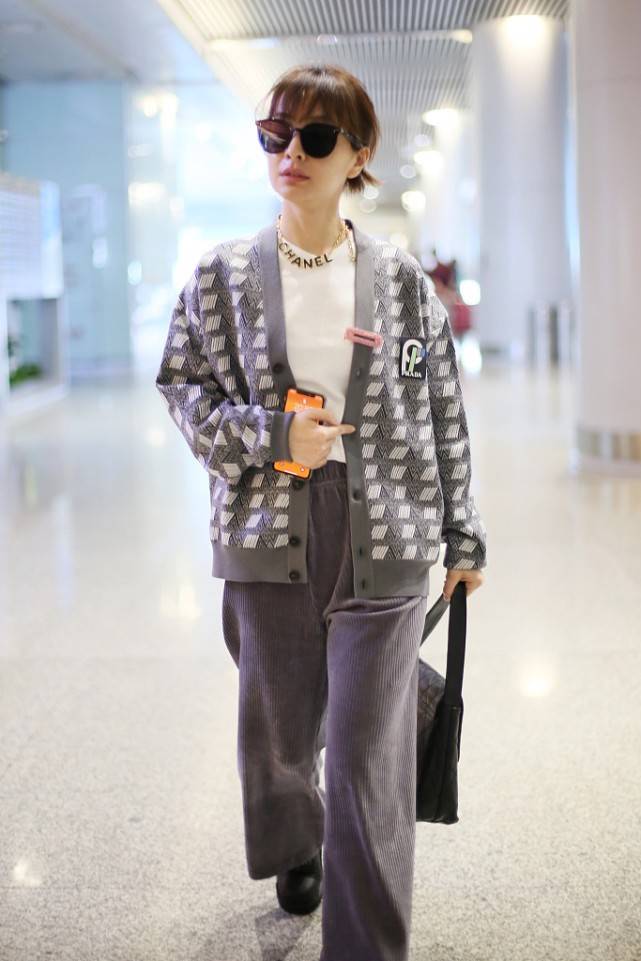 魅力 你可以永远相信吴昕的毛衣外套,款式经典好搭,任何身材都能驾驭