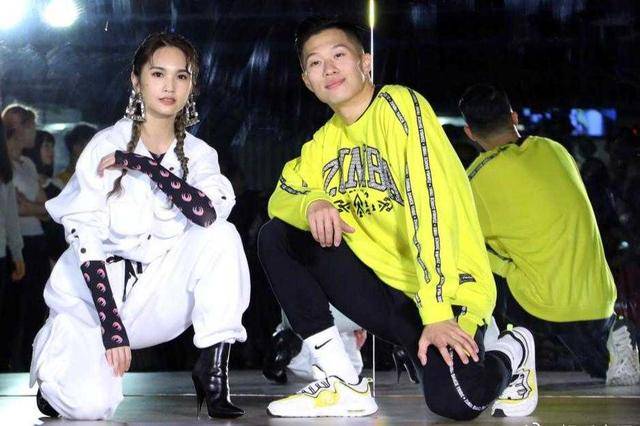 杨丞琳 35岁杨丞琳少女感爆棚,穿工装连体裤酷炫时髦,扎双马尾秒变18岁