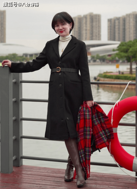 米色 长款大衣怎么穿出时尚感？看看这些穿搭小技巧，日常实用不挑人