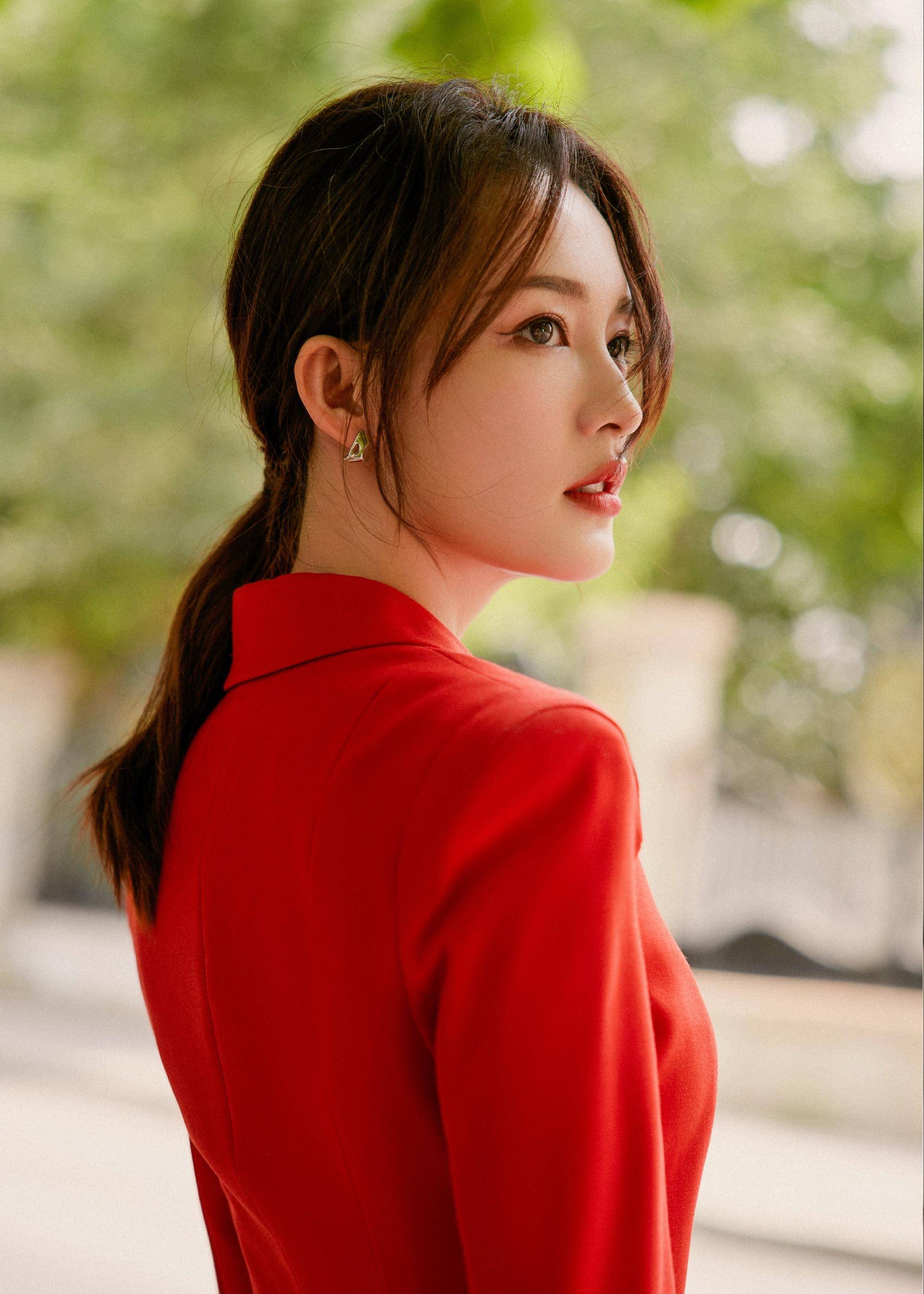 李沁封面大片十足霸气,一改以往风格,帅气冷艳