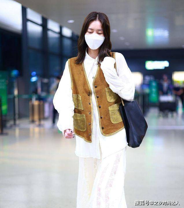 马甲 刘雯把平地变成“T台”,大牌加身挺高级,休闲装搭配也不赖