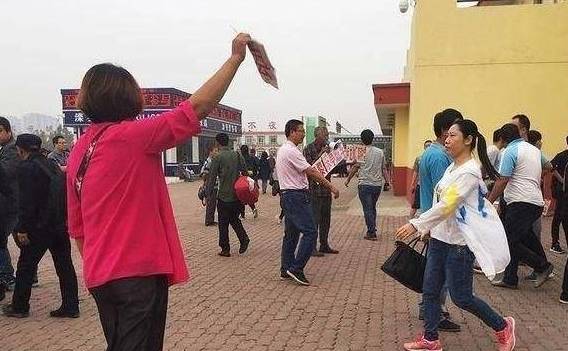 車站附近大姐拉你住旅館，只要50塊讓你住宿一晚，少婦在門口熱情攬客：帶你放松放松(圖3)