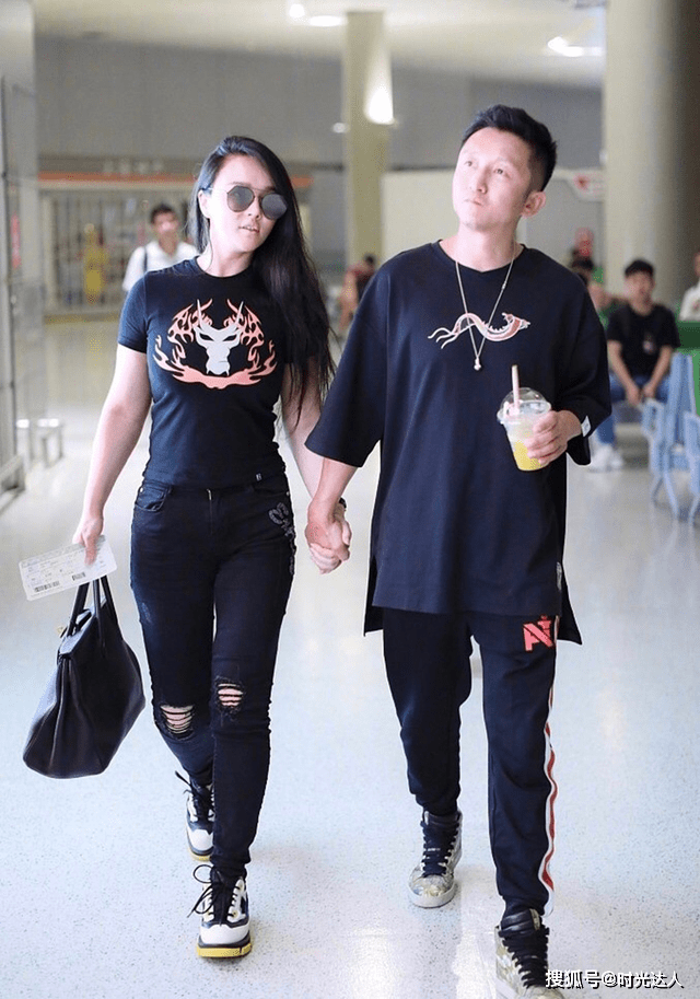 卫衣 冉莹颖邹市明合体走机场,穿长款卫衣配短裤,遮肉显瘦又时髦