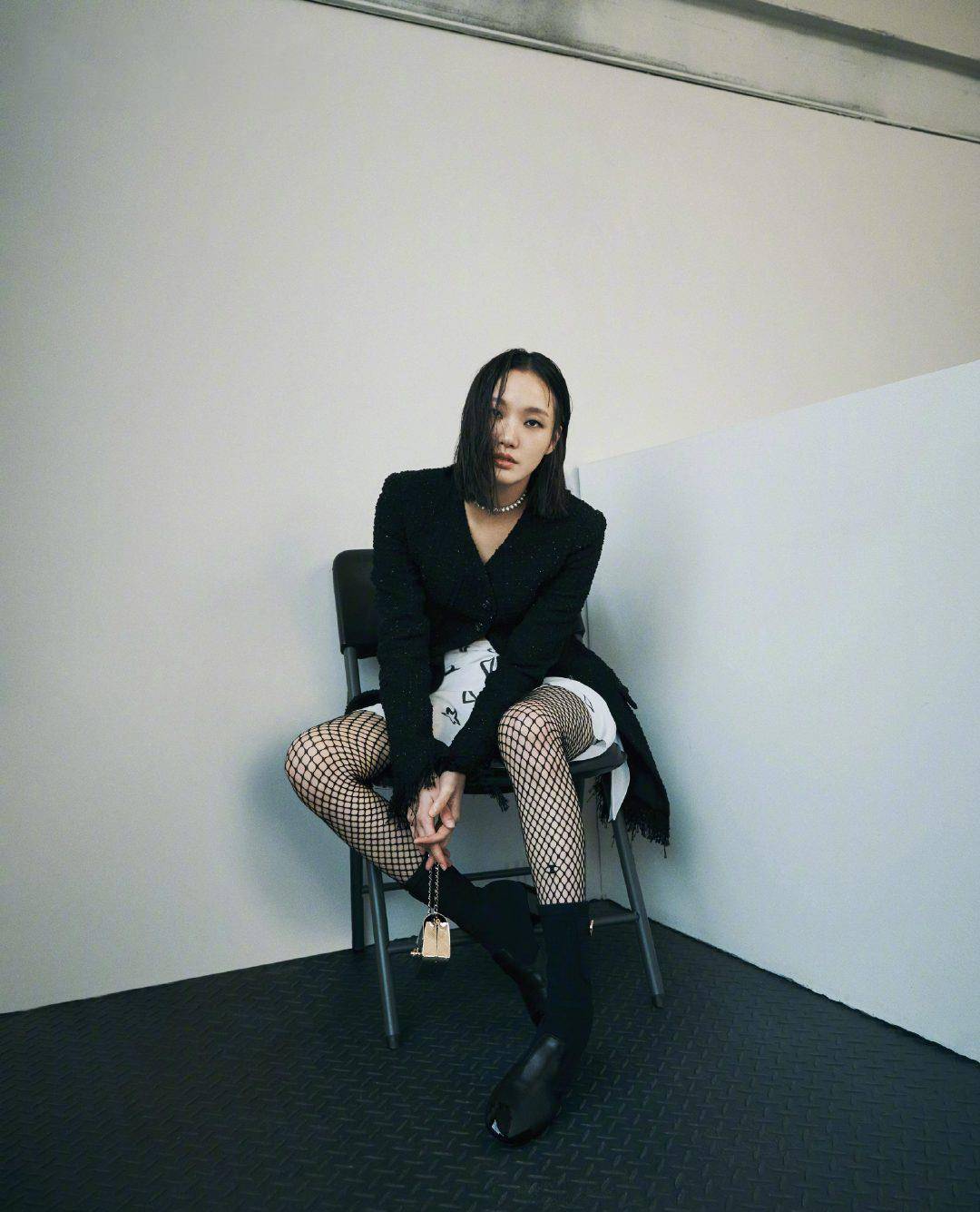 渔网 单眼皮女神金高银登杂志封面,渔网袜秀漫画腿,挑战朋克风超惹眼