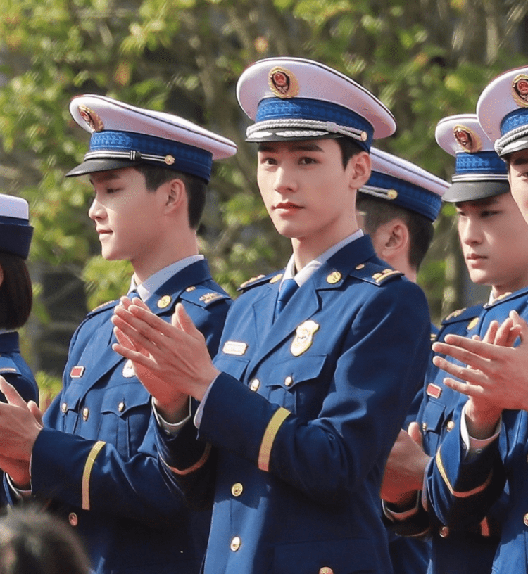 一身 军装真的很抬气质！躲过了李易峰和白敬亭，却被龚俊的军装帅到了