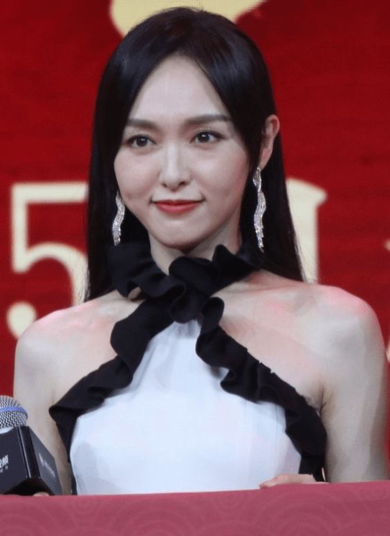 黑色 佘诗曼真会扮嫩！与小8岁唐嫣同框像同龄人，45岁状态灵动似少女