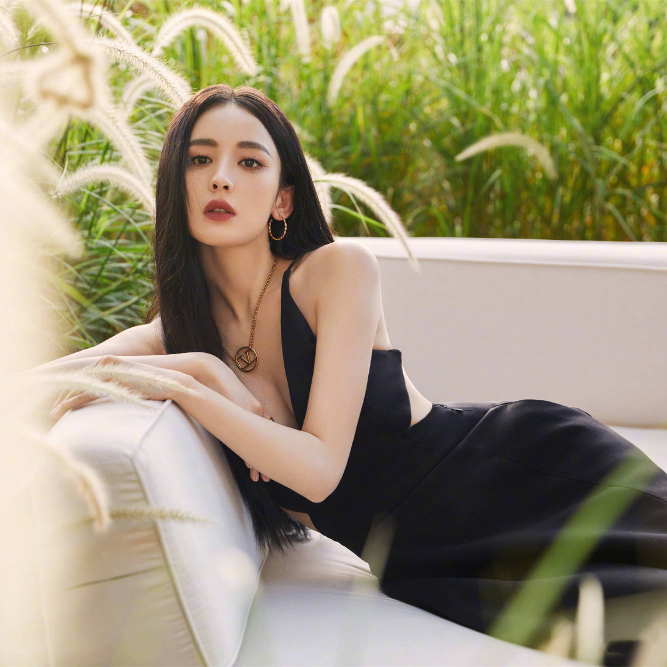 风情 古力娜扎不愧是异域风情的大美女，穿抹胸吊带太显嫩，造型感绝了