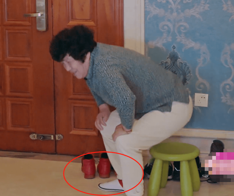 因为|程莉莎给婆婆穿一次性拖鞋，好媳妇人设崩塌？大家都冤枉她了