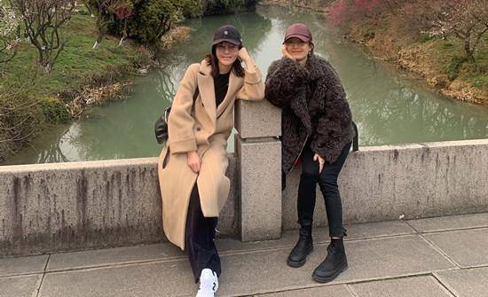 卫衣 马伊琍独自赶飞机，穿口袋卫衣配小脚裤太惹眼，拎三个包真像赶集