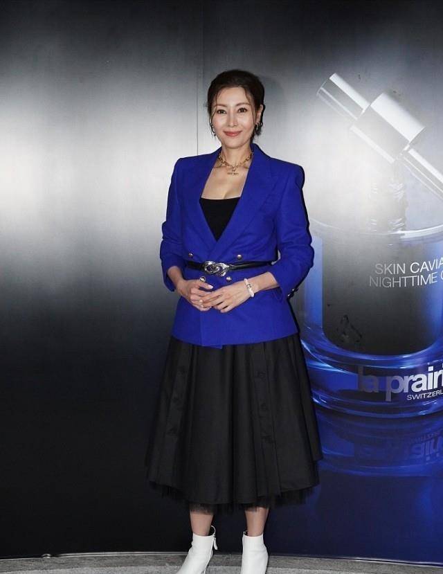 魅力 52岁的李嘉欣穿紫色小礼裙很显“贵”,身材没缩水,状态真好