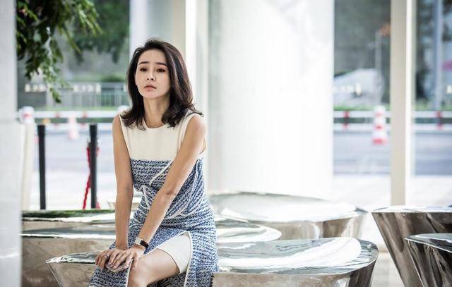 凹凸 于明加气质绝了！一袭印花吊带连衣裙性感精致，大方展现凹凸身材