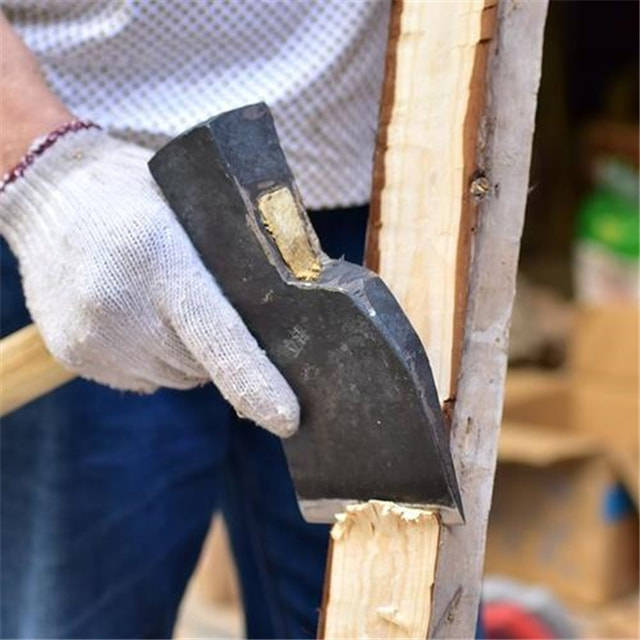 是用小型的工具肯定是非常费力又费时的,所以大木匠的工具主要是斧头