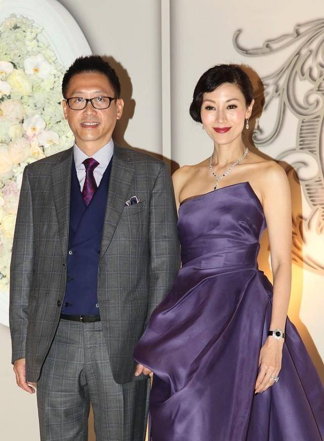 魅力 52岁的李嘉欣穿紫色小礼裙很显“贵”，身材没缩水，状态真好