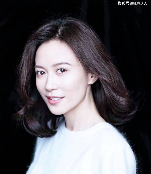 卷发女人过了50岁，有白发的建议剪这4款发型，儿媳妇都夸年轻有气质