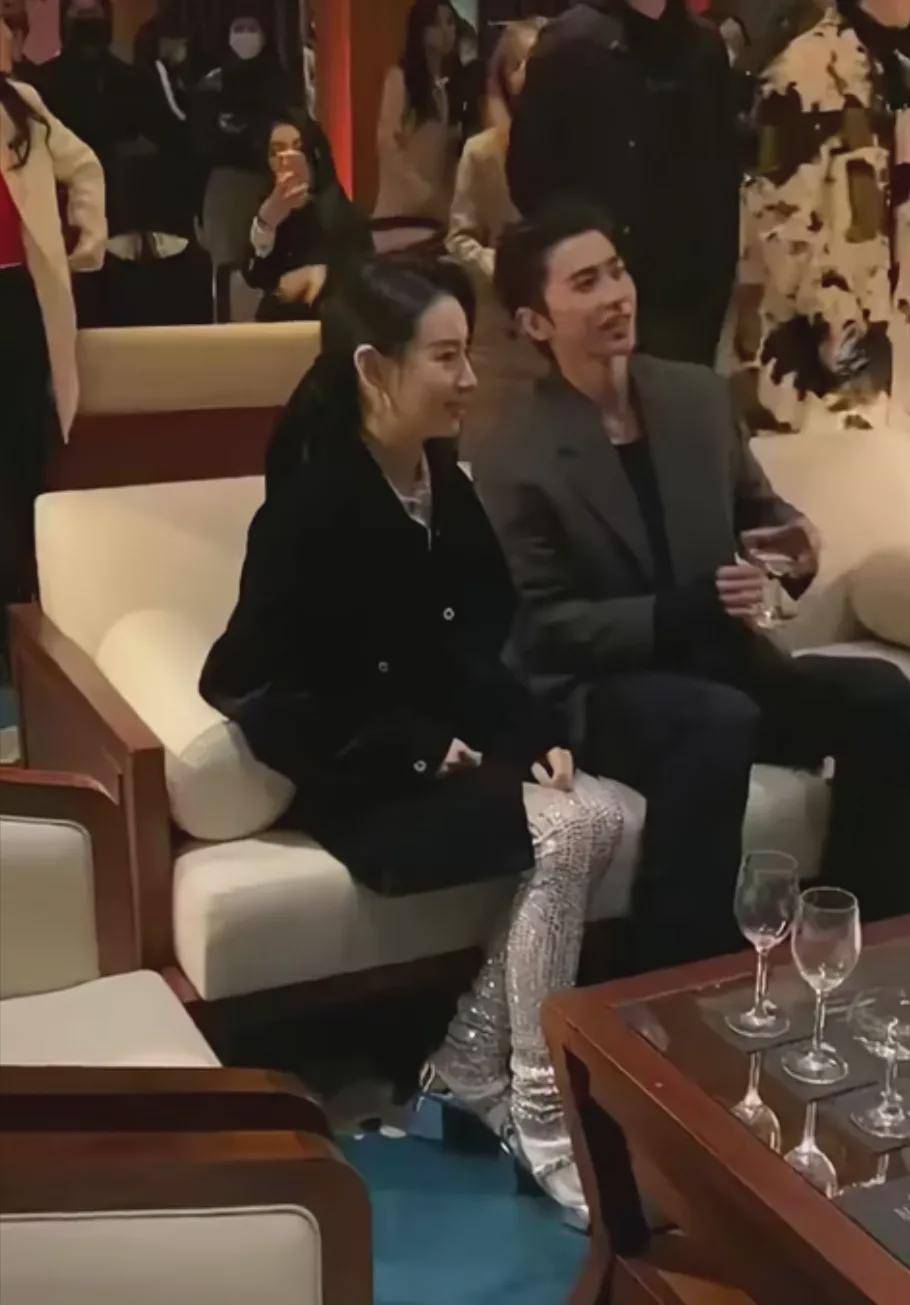 黑色 董洁在活动现场被拍，嘴角干瘪法令纹很深，好歹没去医美很真实！