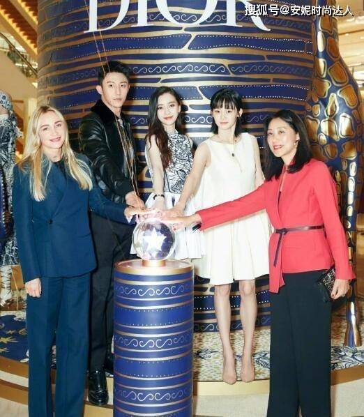 健美 30岁baby一袭绣花短裙，与31岁苗苗同框比美，似一对姐妹花